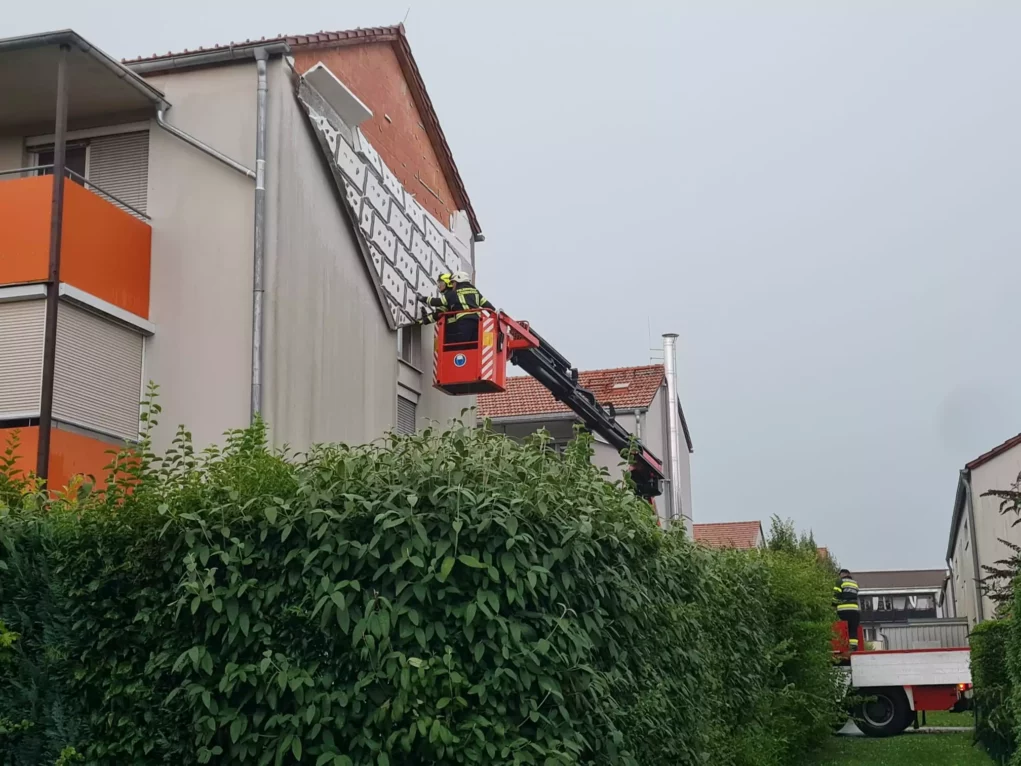 Das Bild auf 5min.at zeigt einen Feuerwehreinsatz bei einem drohenden Abrutsch eines Dachs.