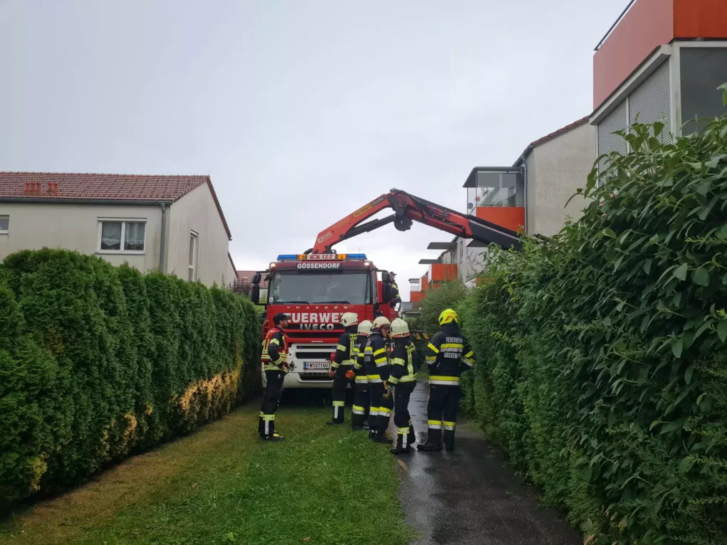 Das Bild auf 5min.at zeigt einen Feuerwehreinsatz bei einem drohenden Abrutsch eines Dachs.