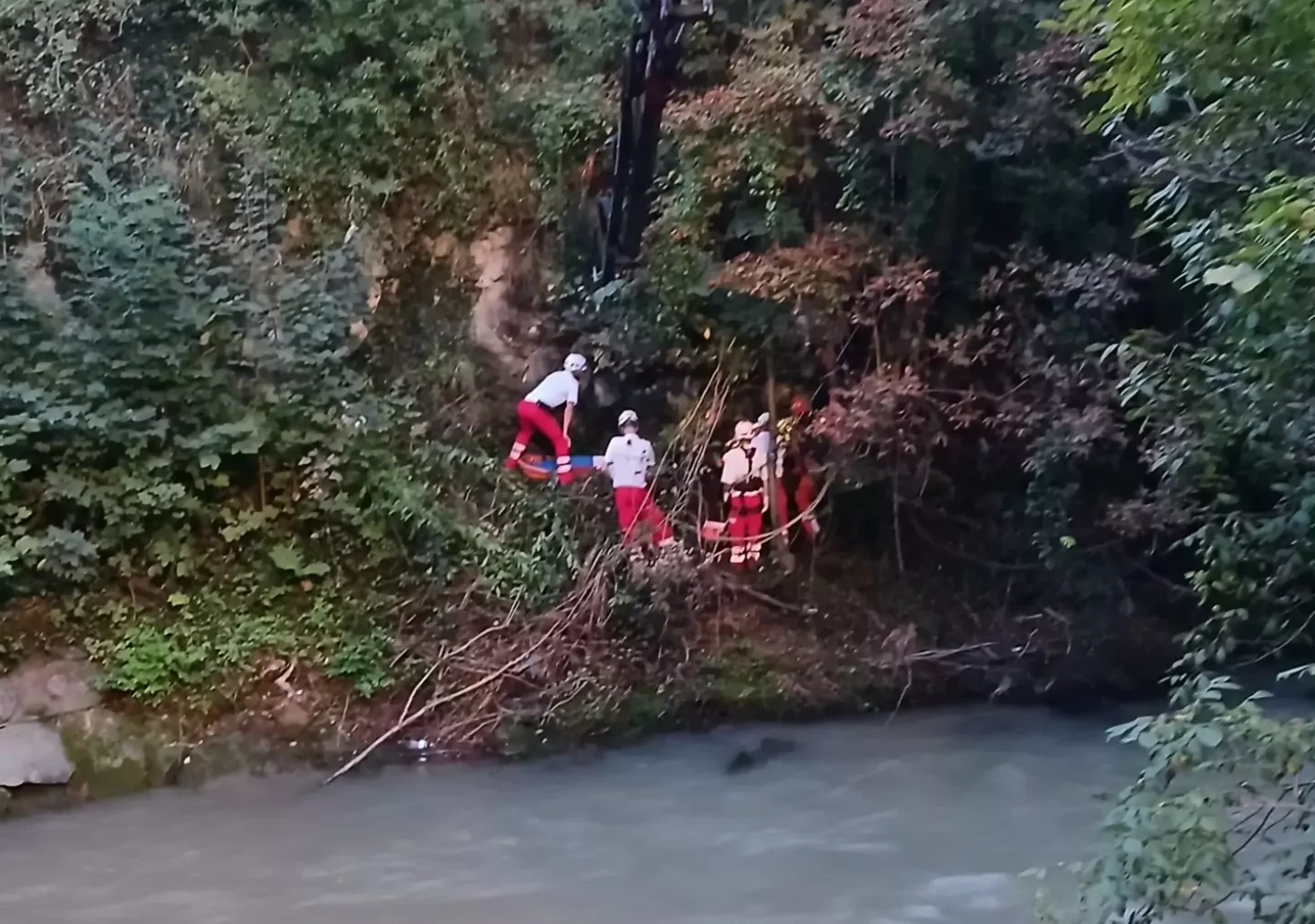 Das Bild auf 5min.at zeigt die FF Kapfenberg bei einem Einsatz auf der Mürz.