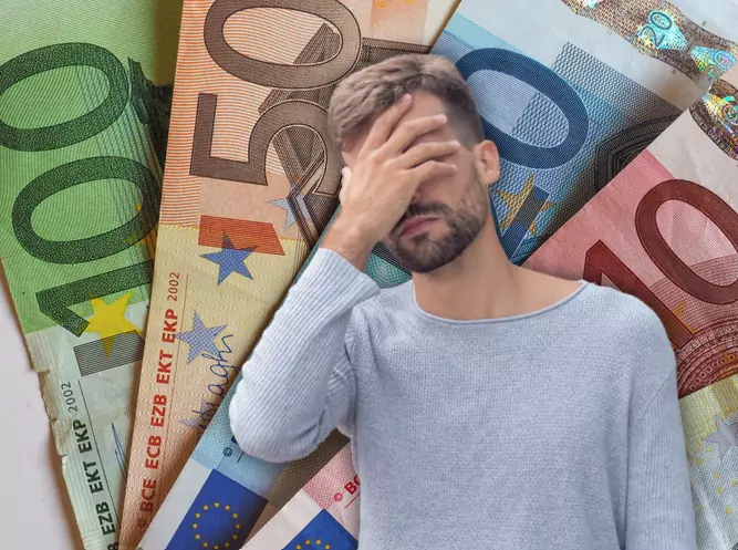 Das Bild auf 5min.at zeigt einen Mann vor Geldscheinen im Hintergrund.