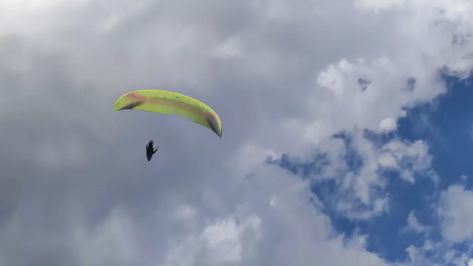 Bild auf 5min.at zeigt einen Paragleiter.