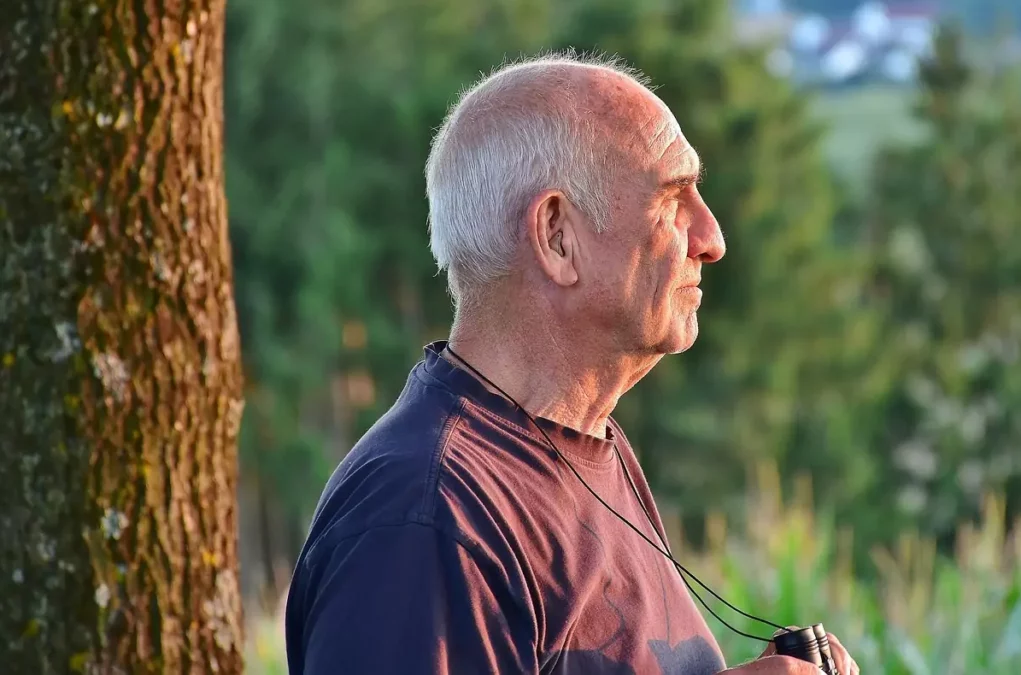 Foto in Beitrag von 5min.at: Zu sehen ist ein älterer Mann, der in die Ferne schaut.