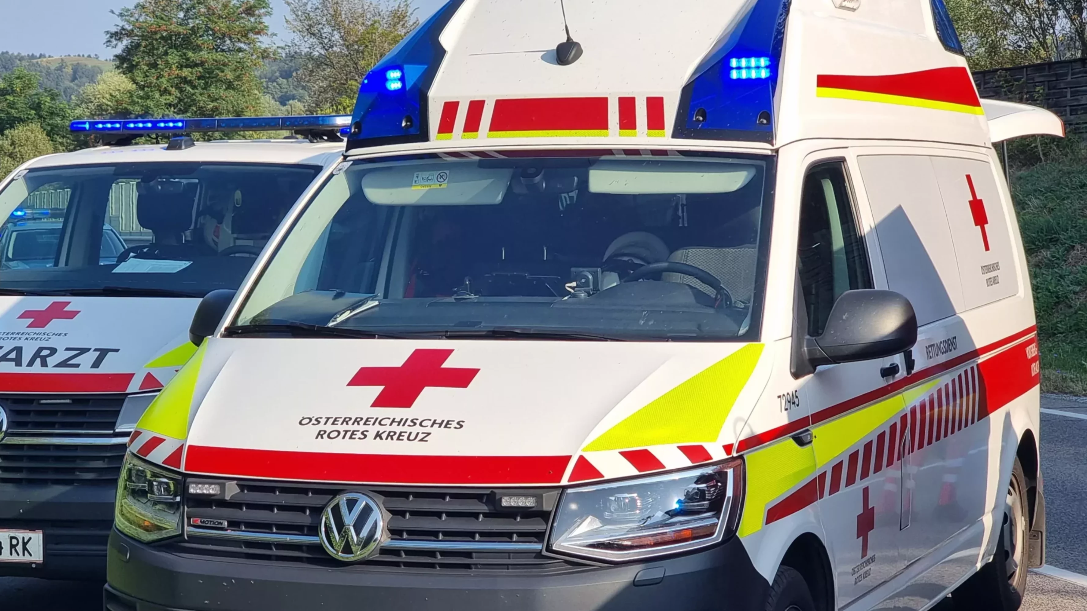 Foto auf 5min.at zeigt Rettungsautos und Feuerwehrautos