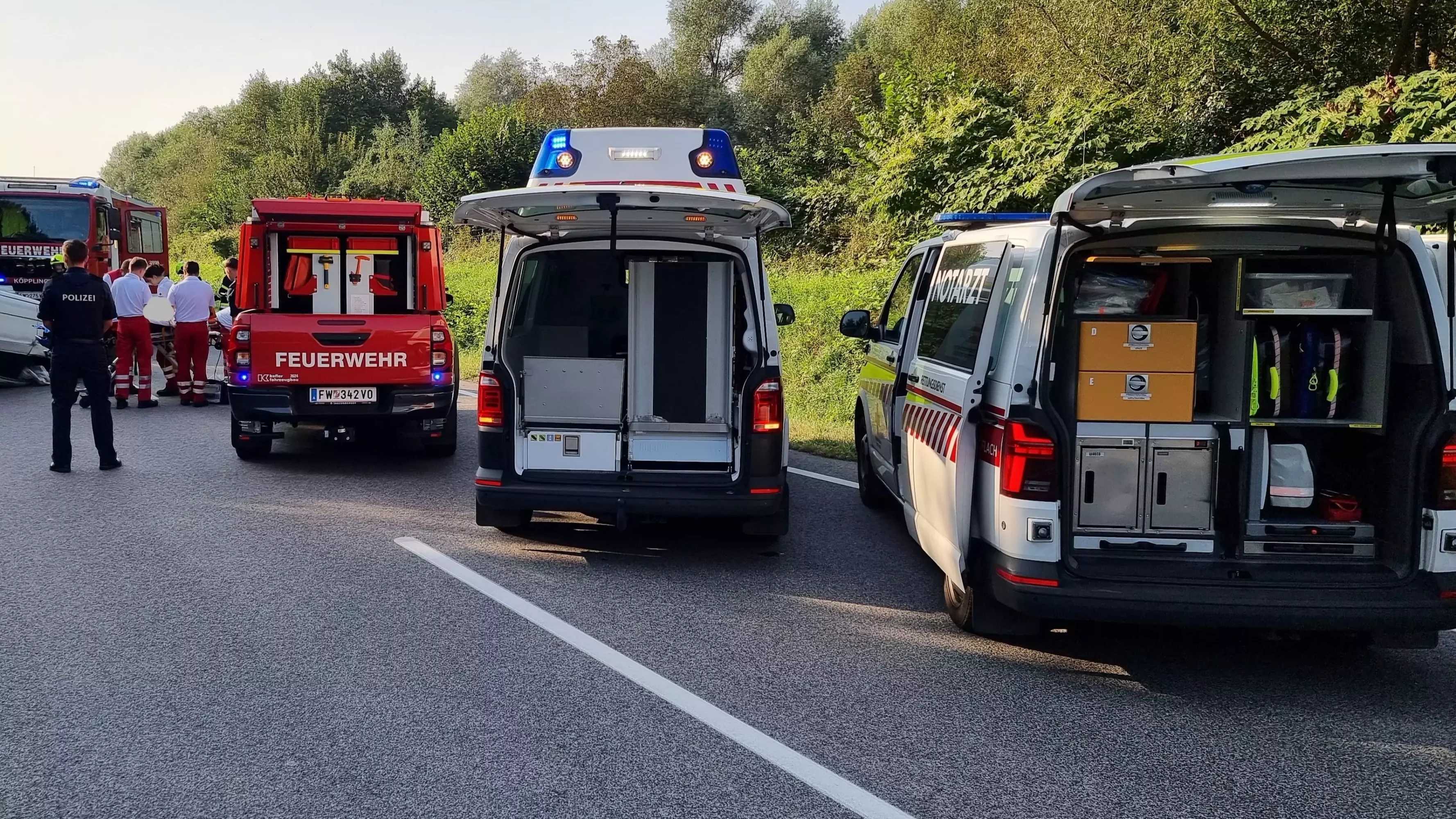 Foto auf 5min.at zeigt Rettungsautos und Feuerwehrautos