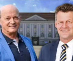 Das Bild auf 5min.at zeigt Dr. Peter Jost und Bürgermeister Christian Scheider vor dem Rathaus in Klagenfurt