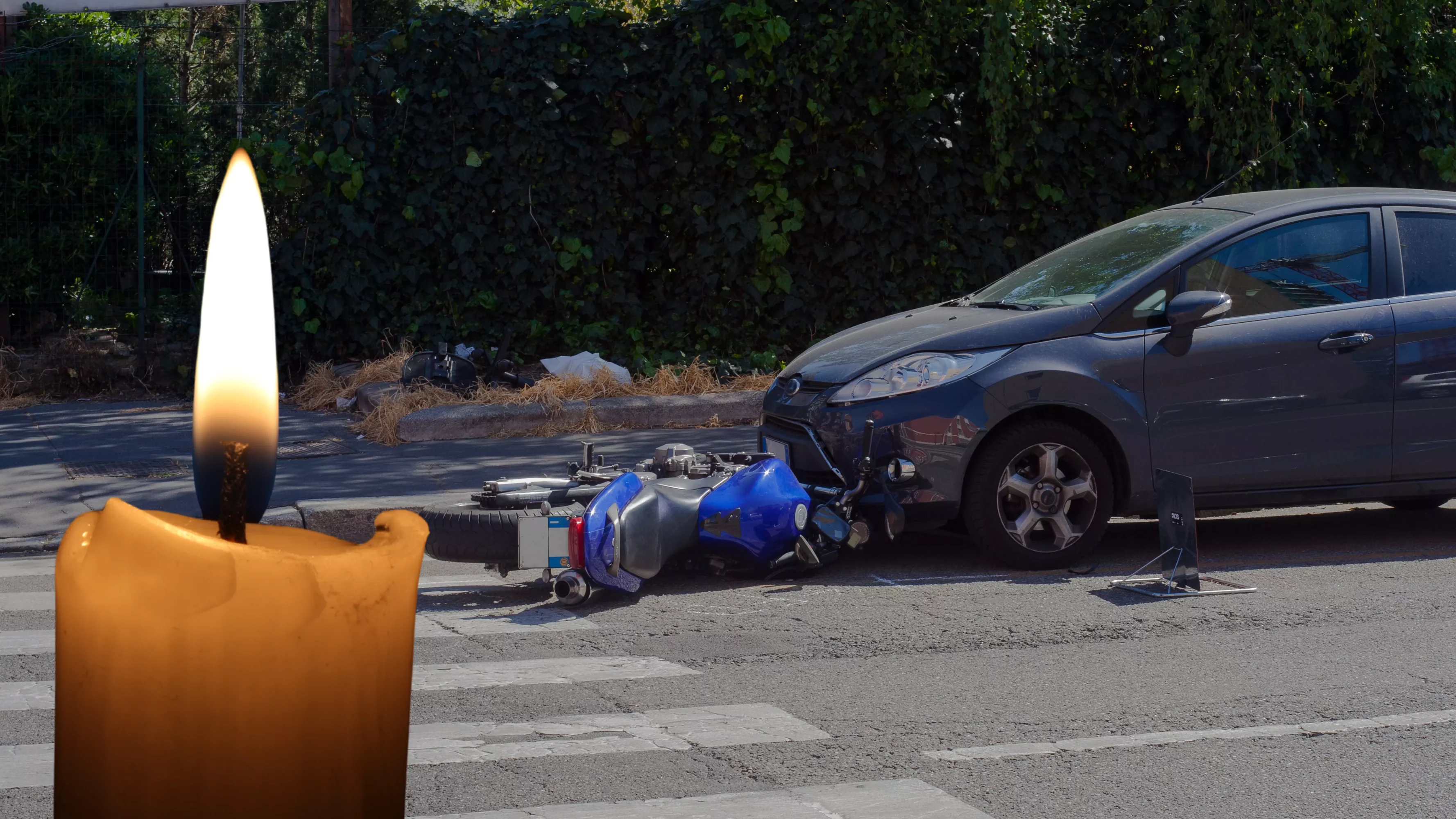 Ein Bild auf 5min.at zeigt einen Unfall mit einem Auto und einem Motorrad
