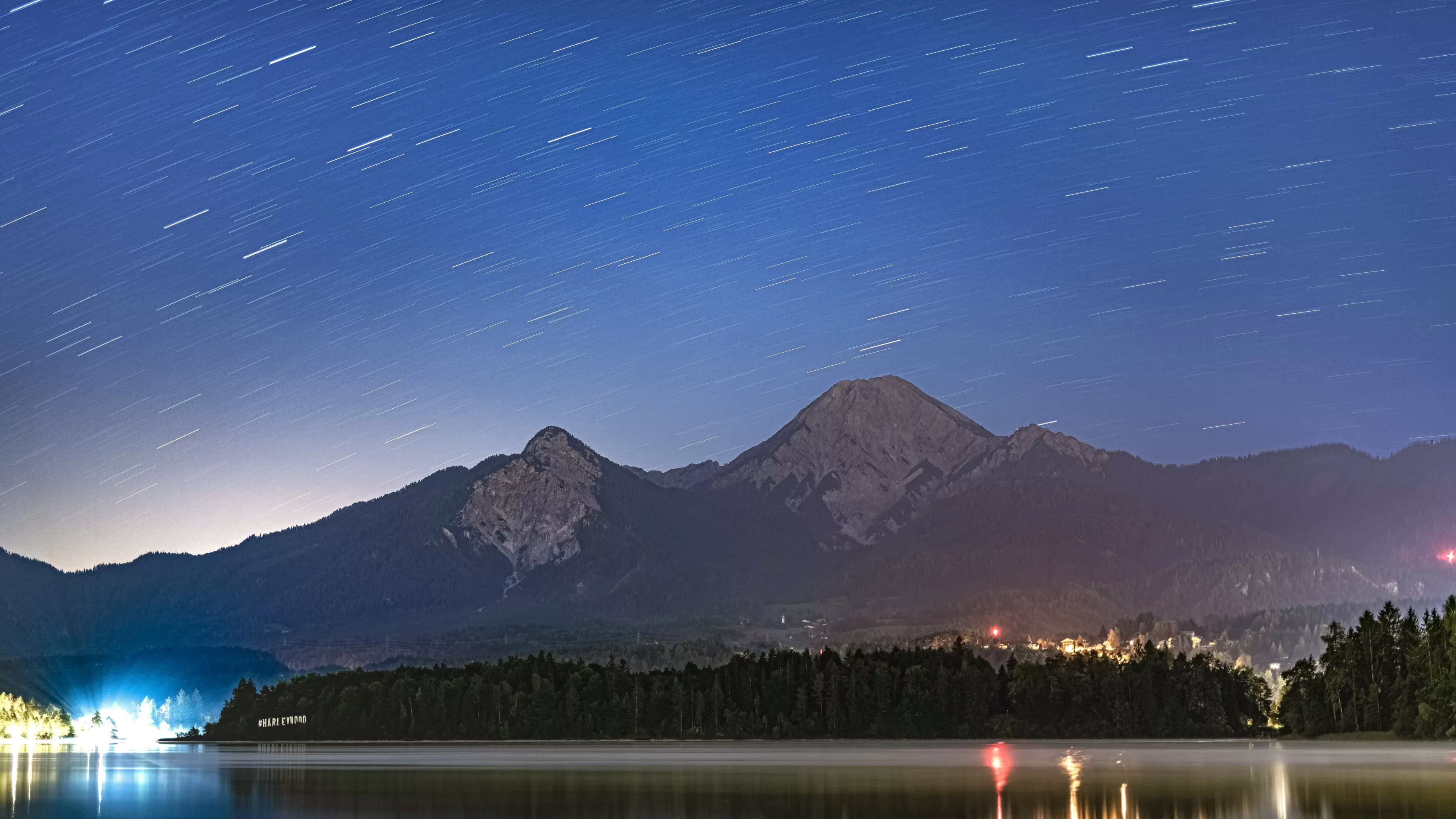 Ein Bild auf 5min.at zeigt den Sternenhimmel über dem Faaker See.