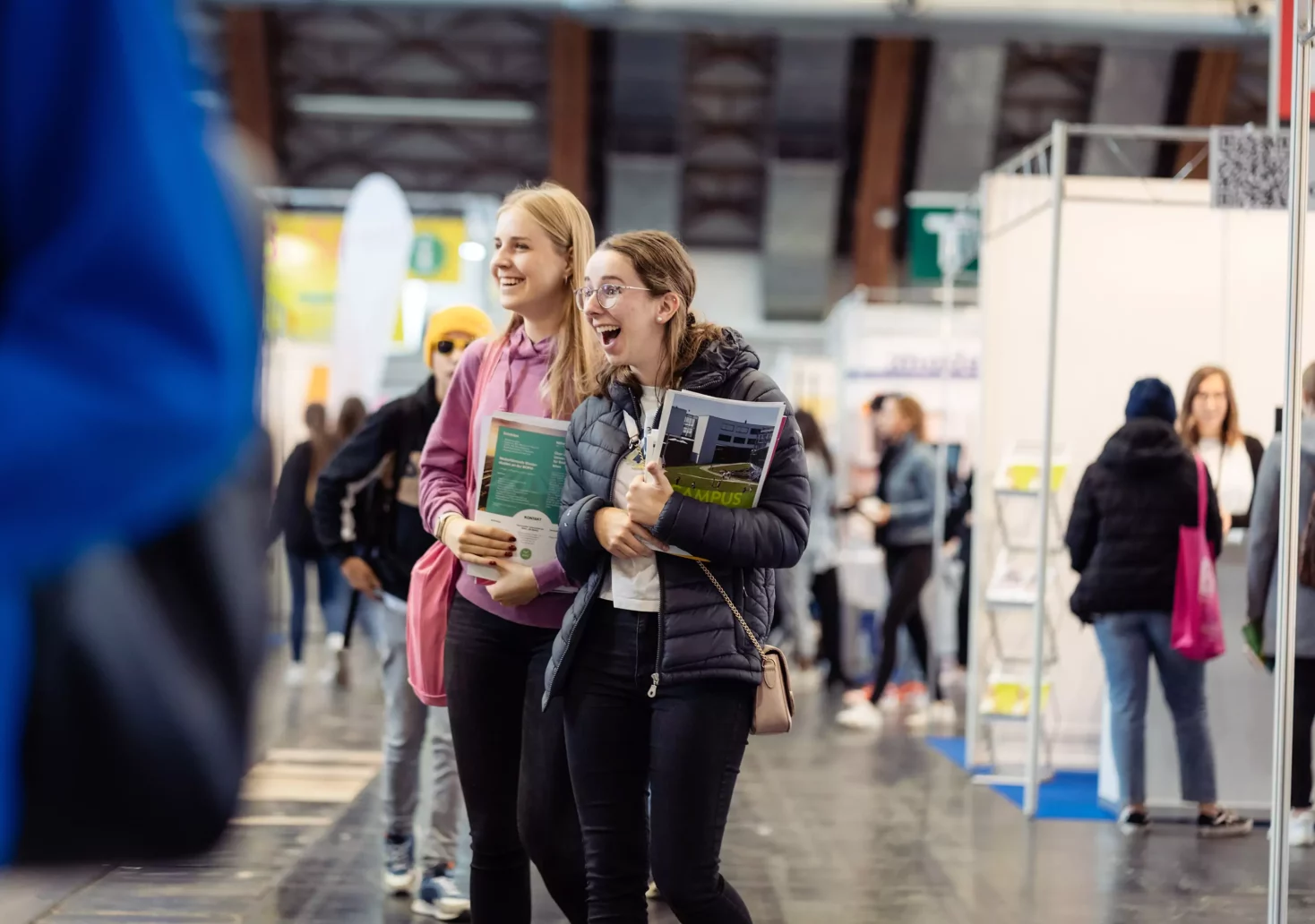 Das Bild auf 5min.at zeigt zwei junge Frauen bei der Berufsmesse in Klagenfurt.