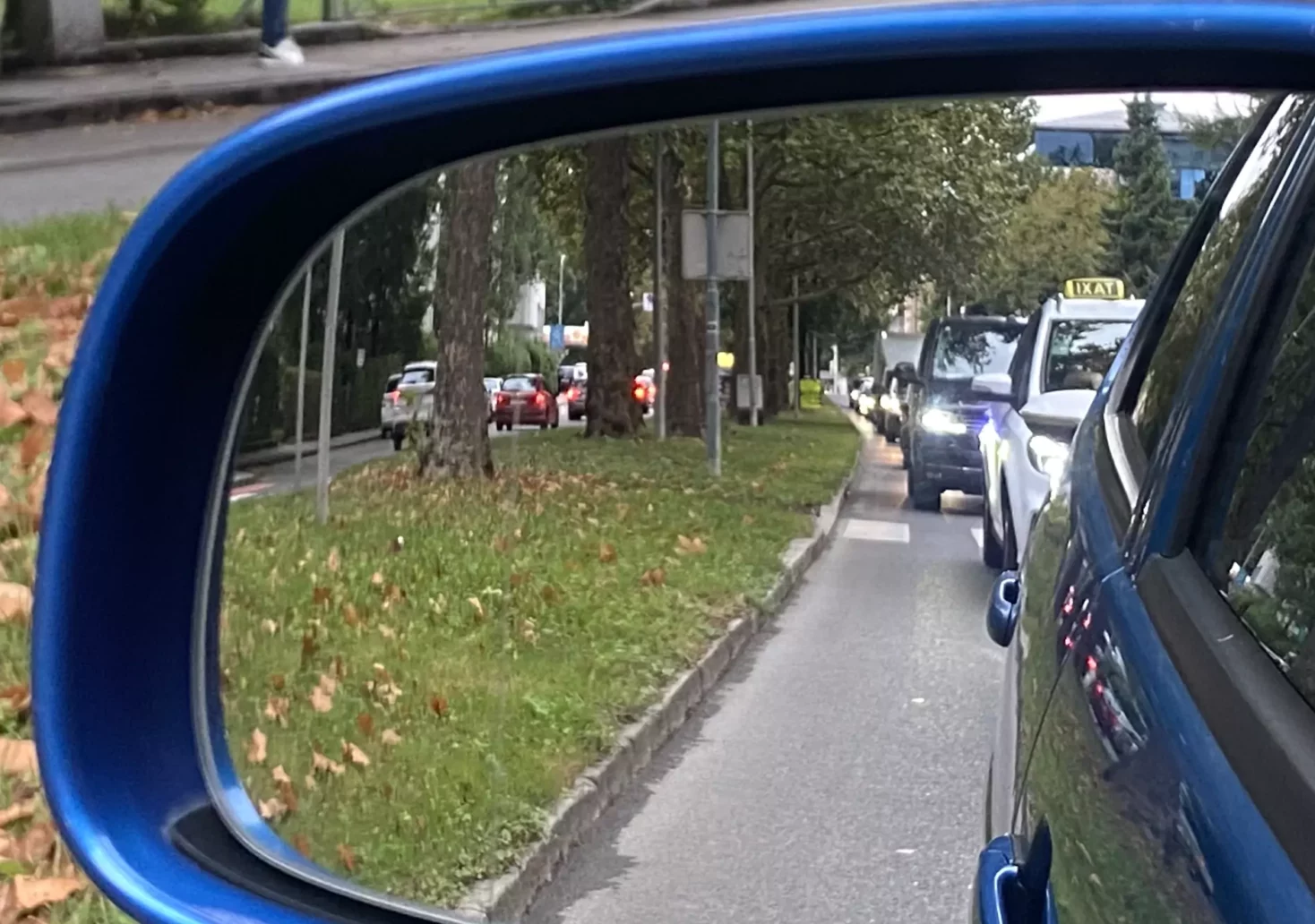 Ein Foto auf 5min.at zeigt Stau auf der Stra&szlig;e