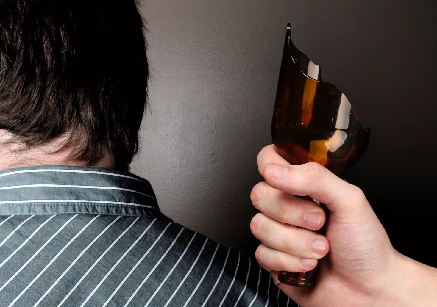 Ein Bild auf 5min.at zeigt den Hinterkopf eines Mannes und eine Hand, welche eine kaputte Glasflasche als Waffe gegen ihn richtet.