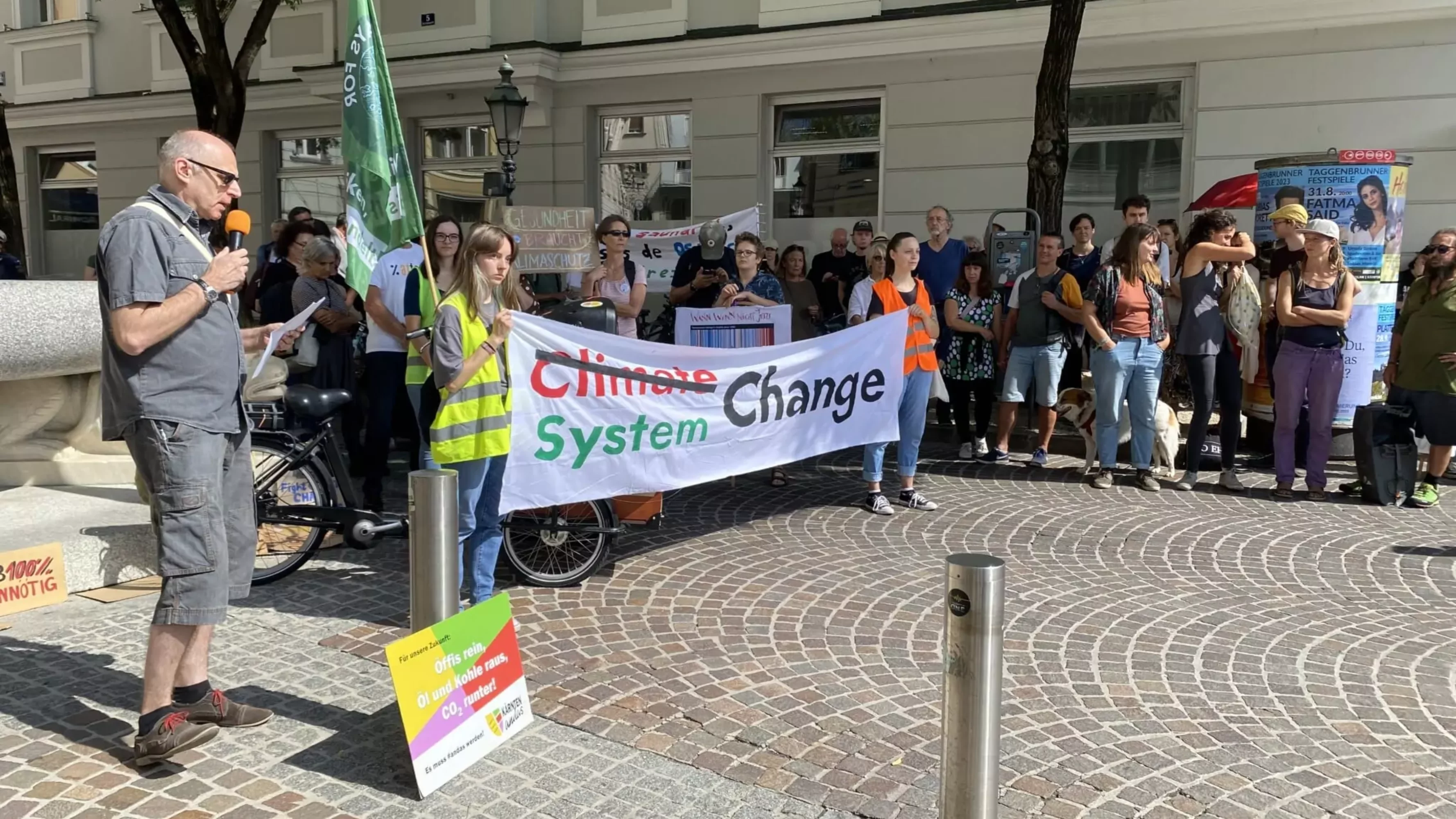 Bild auf 5min.at zeigt Demonstranten.