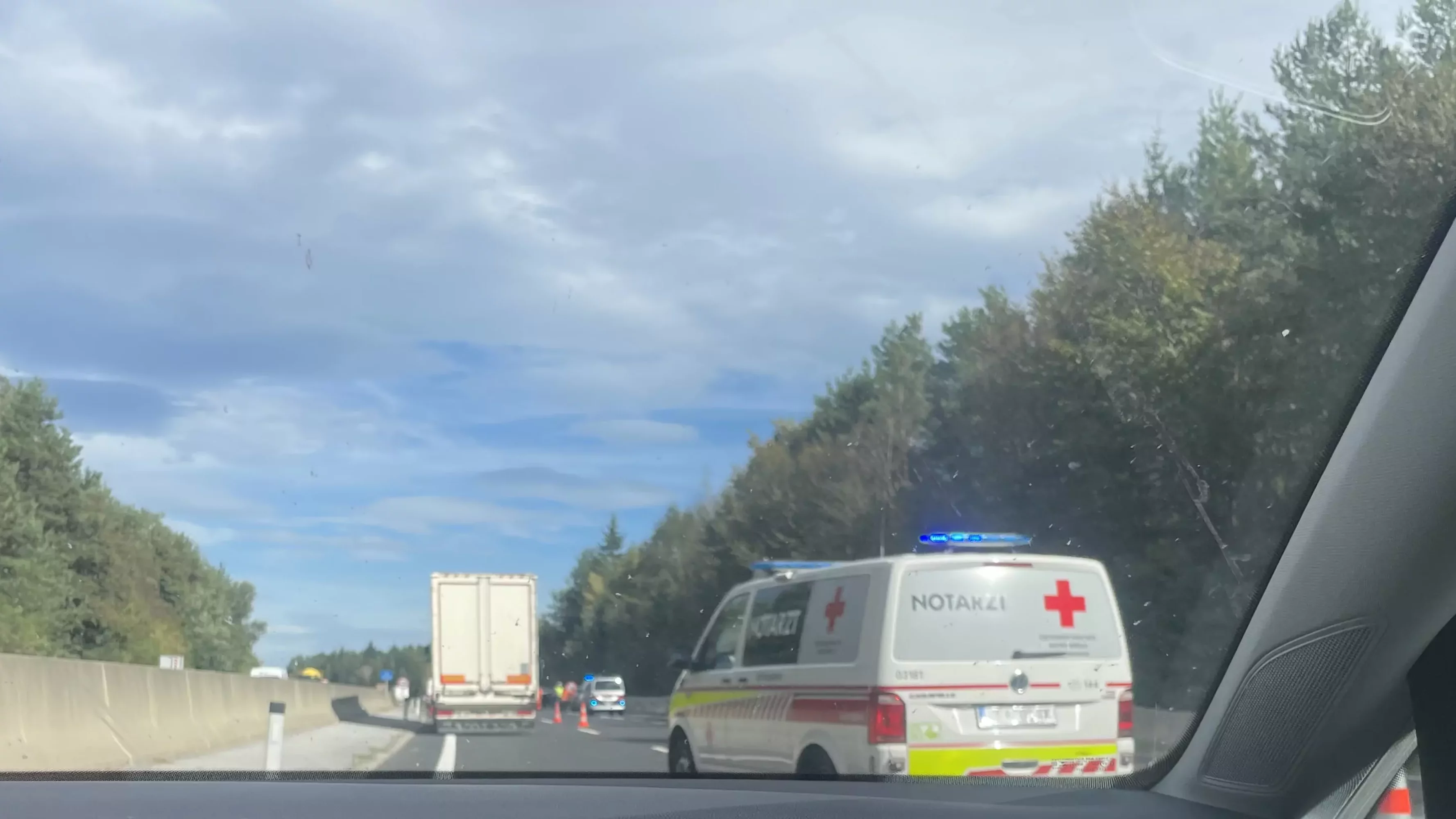 Bild auf 5min.at zeigt Stau aufgrund eines Unfalls auf der A2.