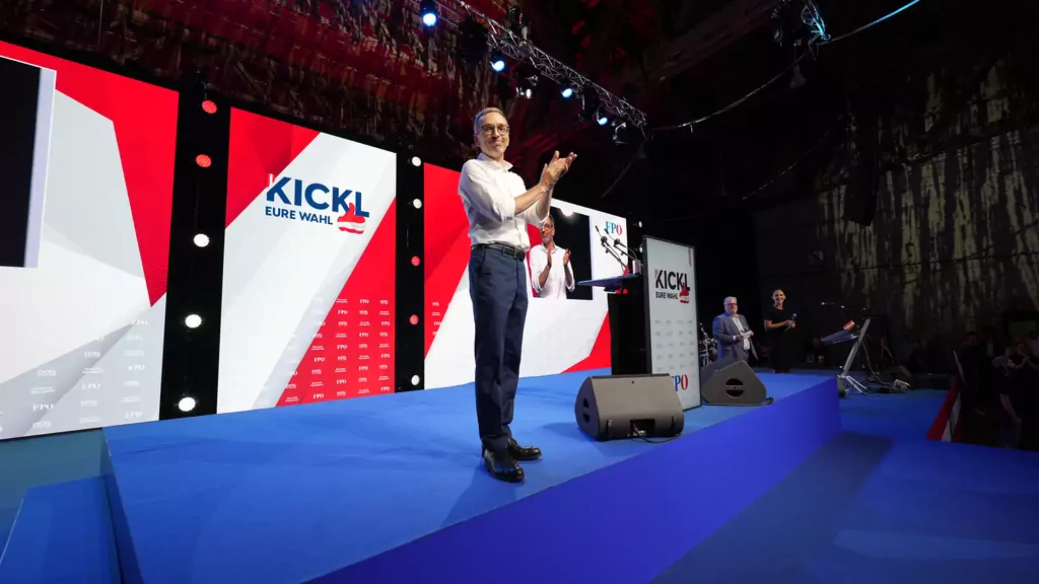 Bild auf 5min.at zeigt Herbert Kickl auf der Bühne.