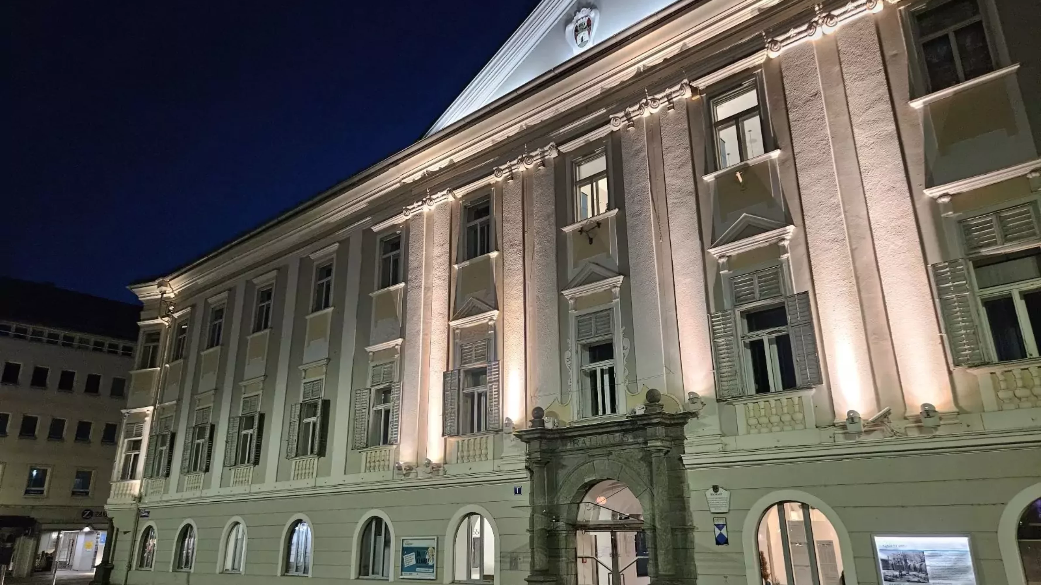 Foto auf 5min.at zeigt das Rathaus in Klagenfurt bei Nacht.