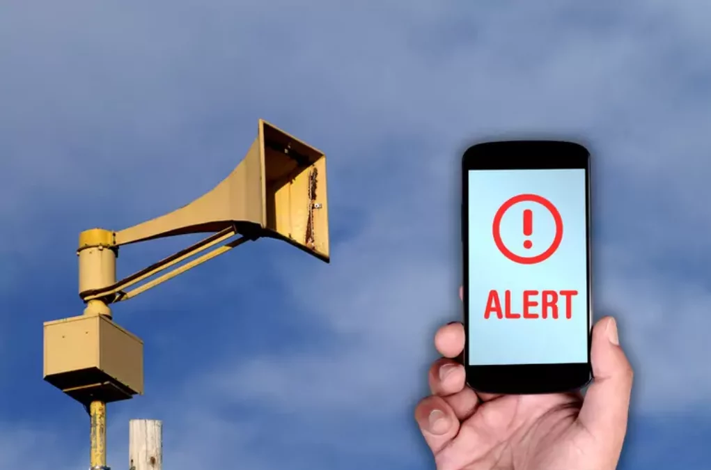 Das Bild auf 5min.at zeigt eine Sirene und ein Handy mit Warnung.