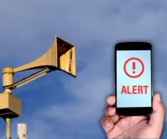 Das Bild auf 5min.at zeigt eine Sirene und ein Handy mit Warnung.