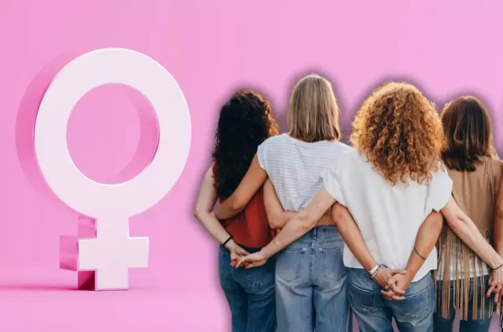 Das Bild auf 5min.at zeigt eine Gruppe Frauen und ein Weiblichkeitssymbol