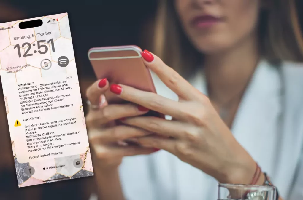 Bild auf 5min.at zeigt eine Nachricht am Handy und eine Frau, die das Handy in der Hand hält.