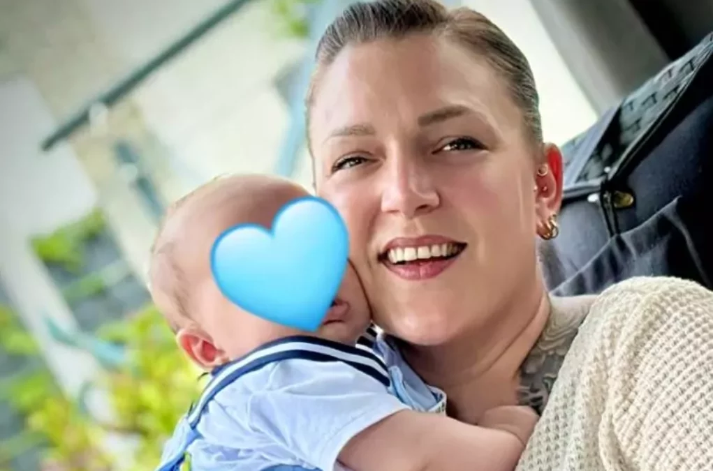 Foto in Beitrag von 5min.at: Zu sehen ist Baby Leonidas und seine Mutter, die ihn hält.