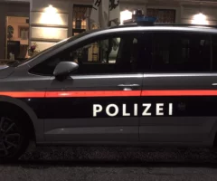 Ein Bild auf 5min.at zeigt ein Polizeiauto bei Nacht.
