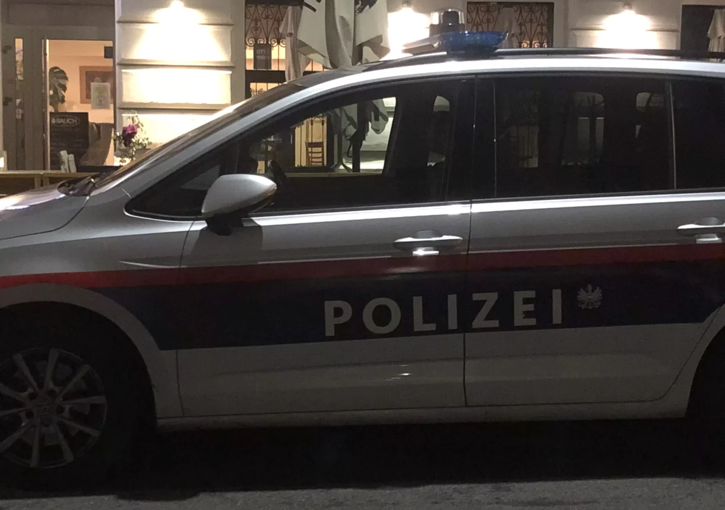 Ein Bild auf 5min.at zeigt ein Polizeiauto bei Nacht.