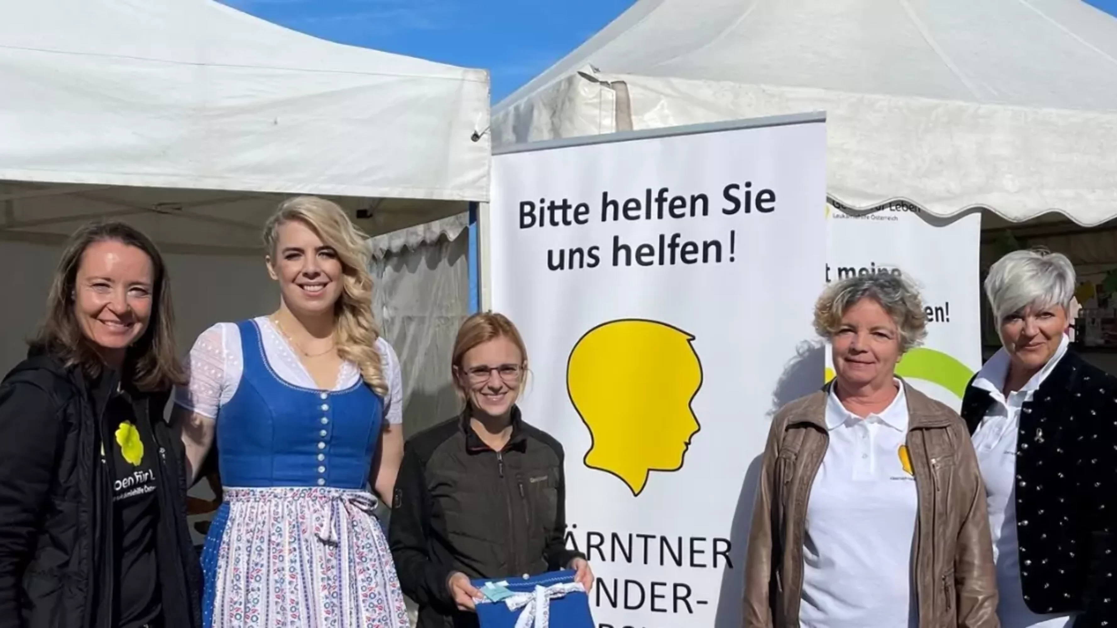 Das Bild auf 5min.at zeigt Julia Neugebauer (Geben für Leben); Stadträtin Isabella Theuermann; Dirndl-Gewinnerin Sabrina Tripolt sowie Angelika Granitzer und Theres Hrstic von der Kärntner Kinderkrebshilfe.