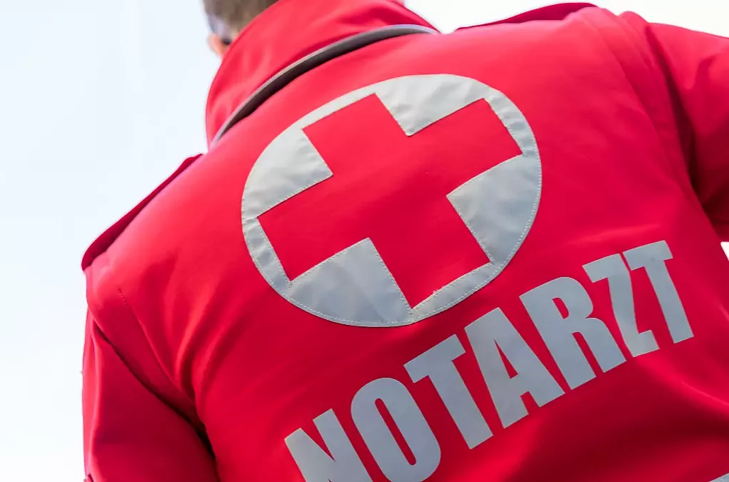 Ein Bild auf 5min.at zeigt einen Notarzt.