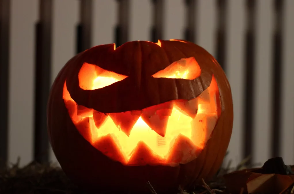 Ein Bild auf 5min.at zeigt einen gruseligen Kürbis zu Halloween.