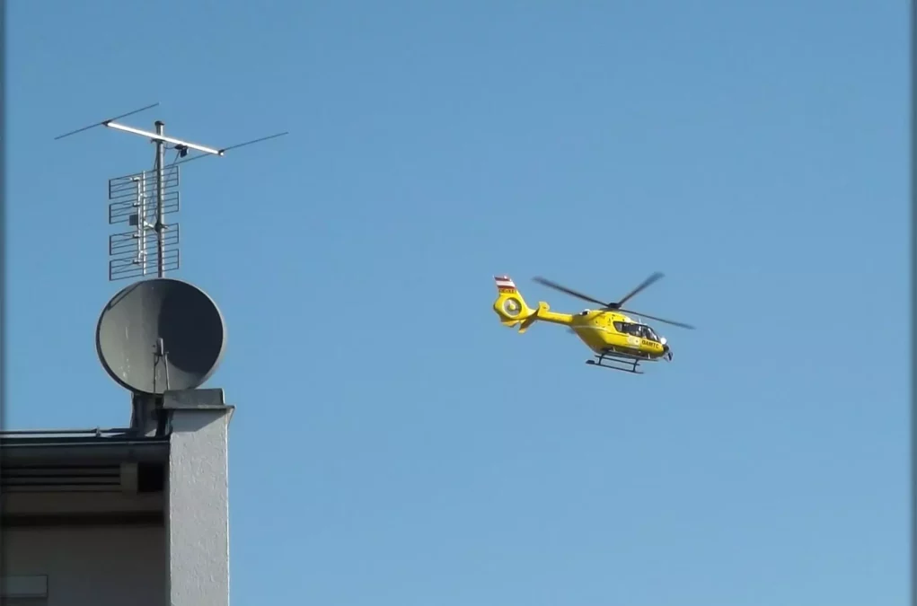 Ein Bild auf 5min.at zeigt den gelben ÖAMTC-Rettungshubschrauber über Treibach-Althofen.
