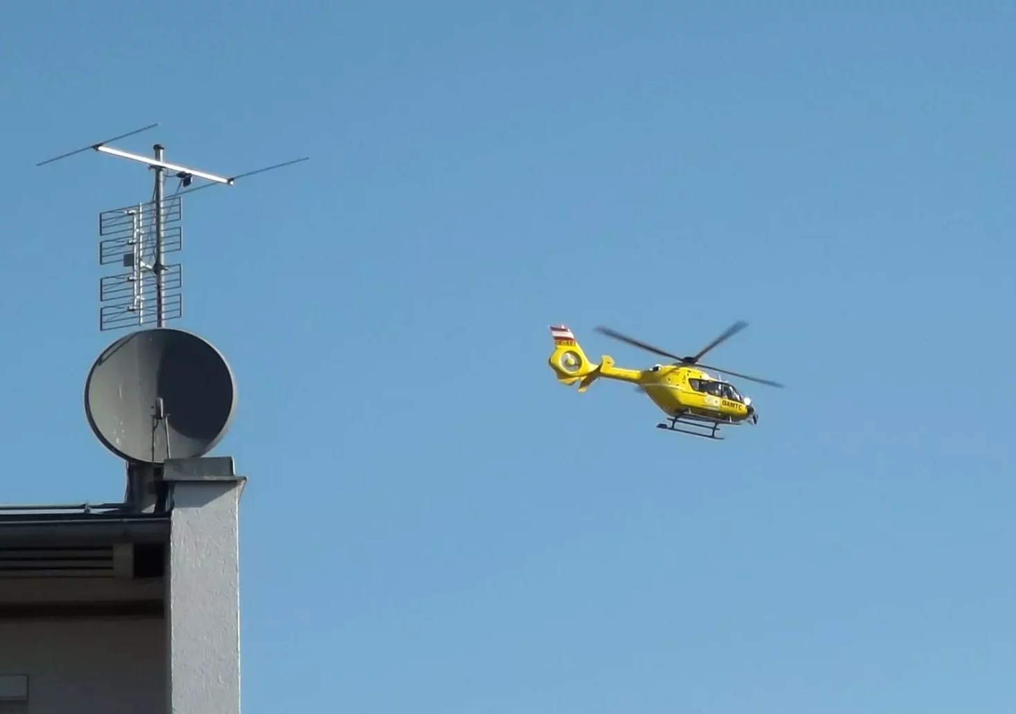 Ein Bild auf 5min.at zeigt den gelben ÖAMTC-Rettungshubschrauber über Treibach-Althofen.