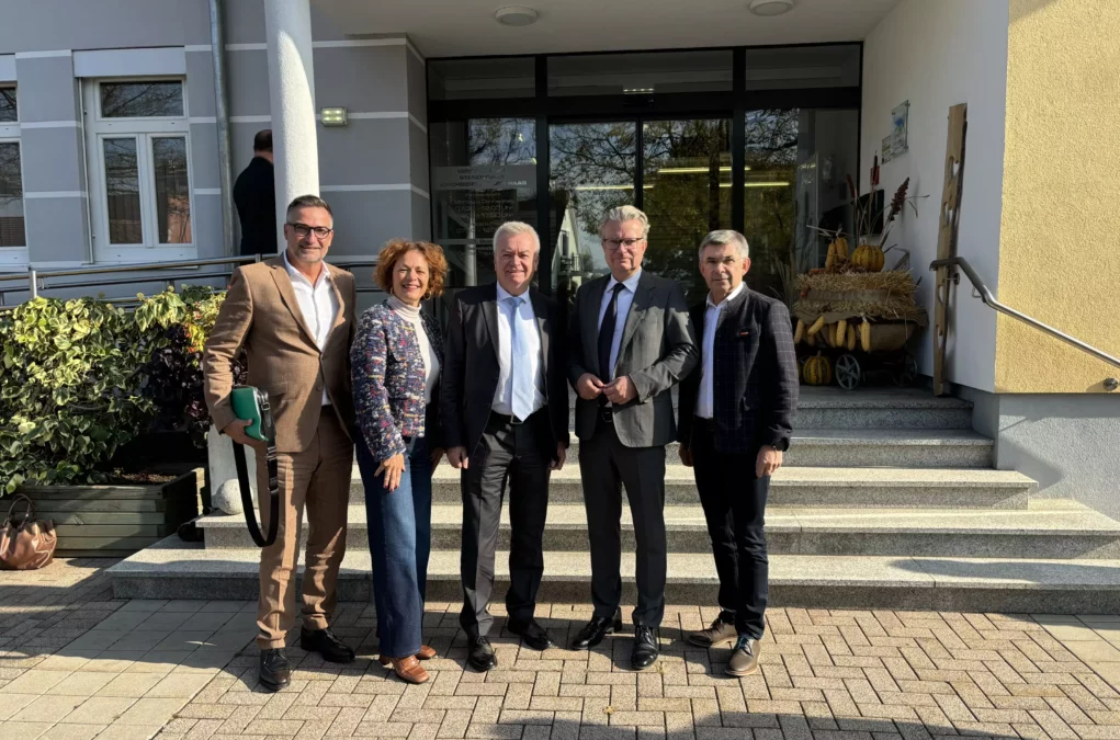 LH Christopher Drexler und LH-Stv. Anton Lang flankiert vom Landtagsabgeordneten Franz Fartek (r.) sowie der Landtagsabgeordneten Cornelia Schweiner und Landesbaudirektor Andreas Tropper (l.)