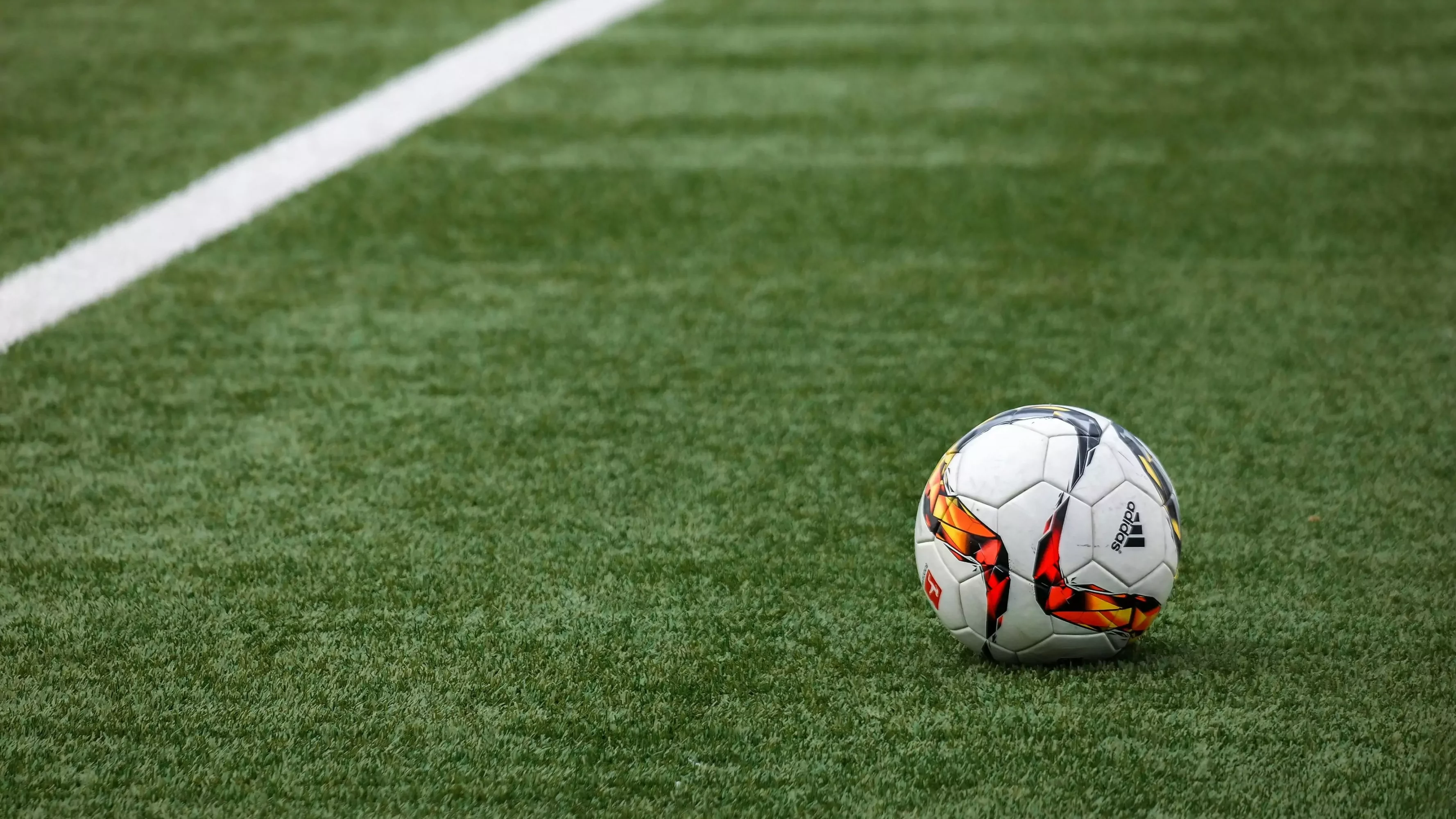 Das Bild auf 5min.at zeigt ein Fußballfeld mit einem Fußball.