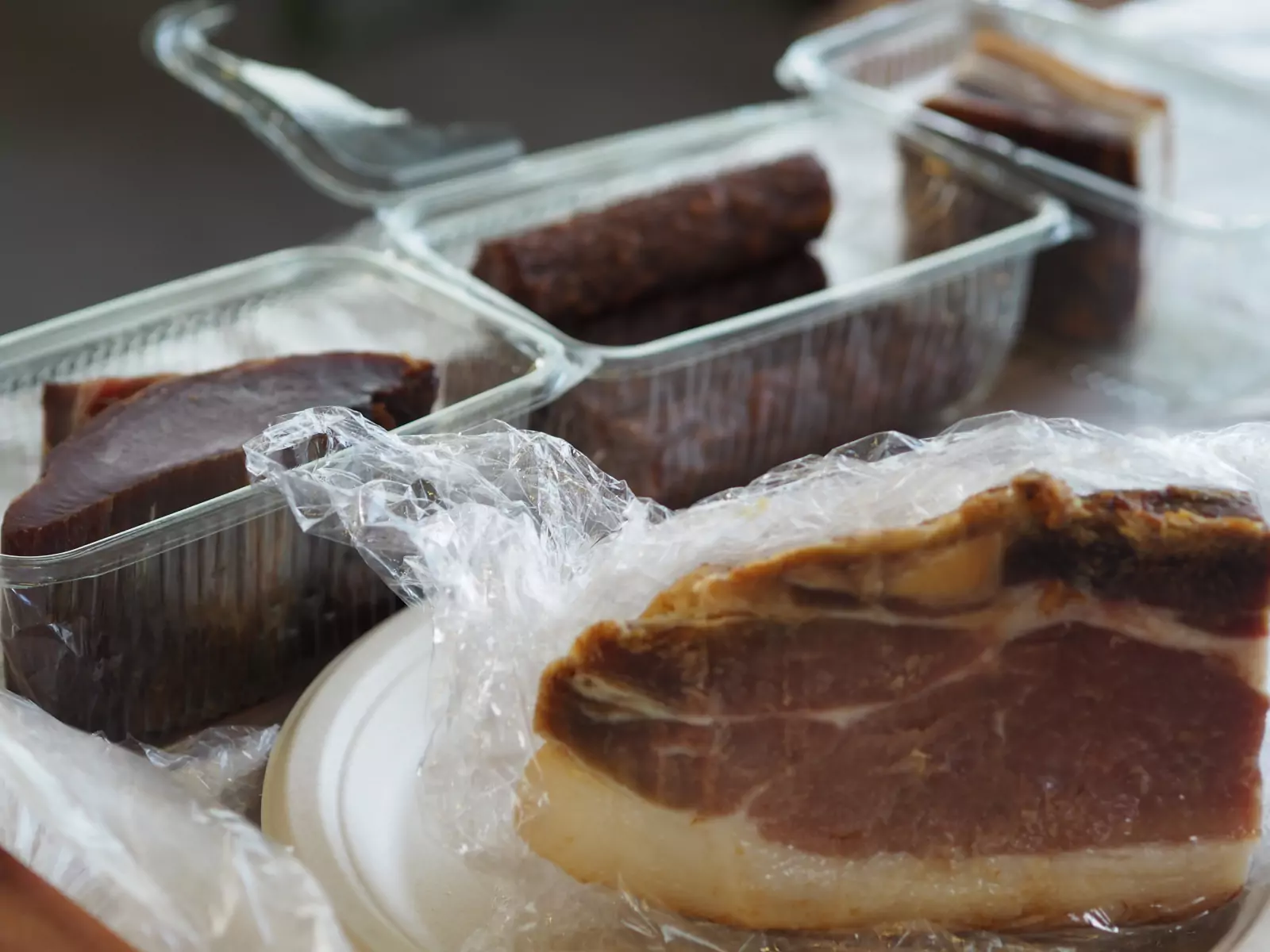 Bild auf 5min.at zeigt eine Probe eines Stück Fleisch auf die Afrikanische Schweinepest