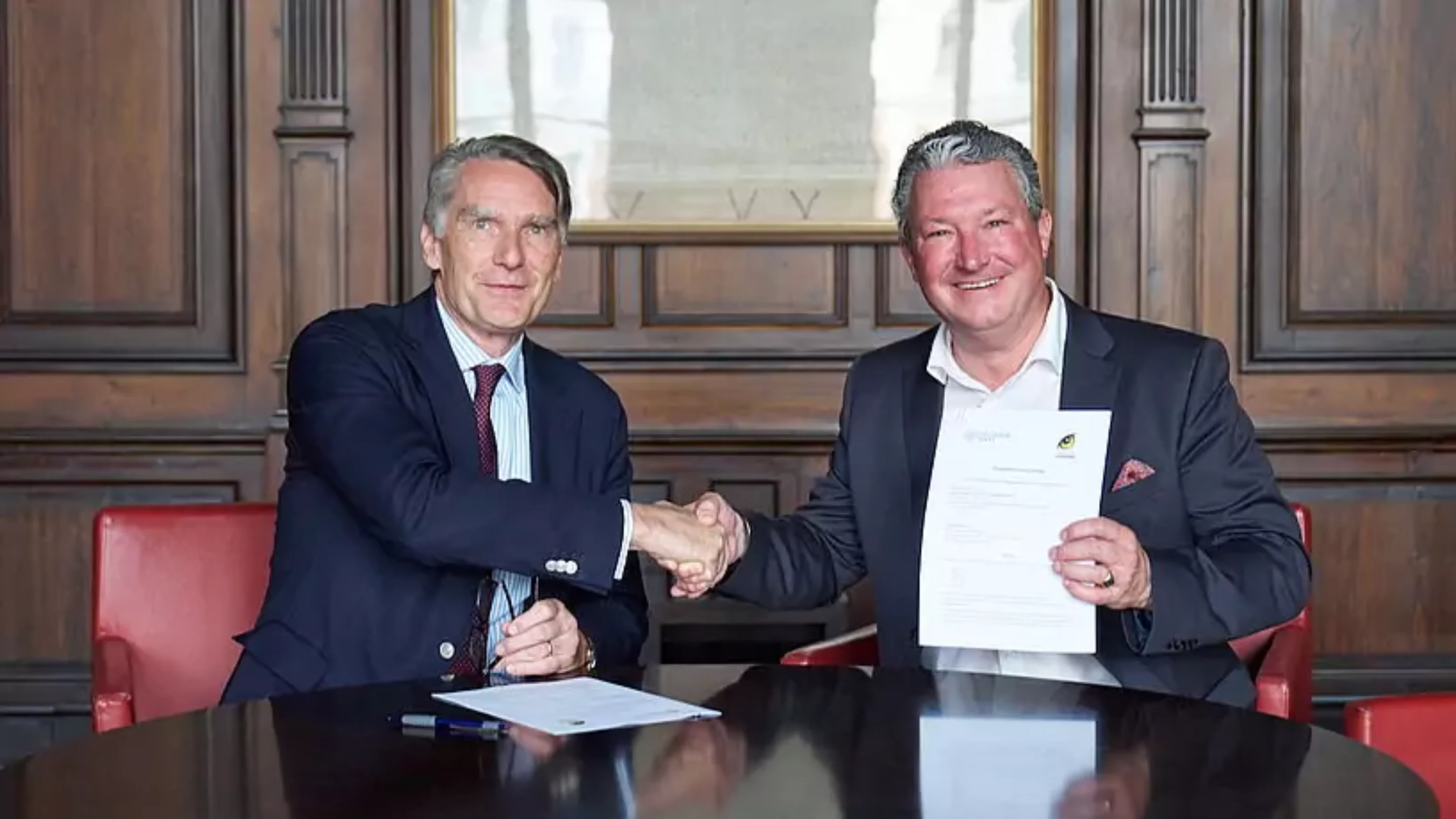 Bild auf 5min.at zeigt Sebastian Schütze, Rektor der Universität Wien, und Stephan Hering-Hagenbeck, Direktor des Tiergarten Schönbrunn,