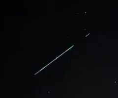 Das Bild auf 5min.at zeigt die Starlink-Satelliten über Kärnten.