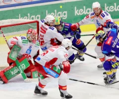 Das Bild auf 5min.at zeigt eine Szene aus dem Eishockey-Derby zwischen KAC und VSV: