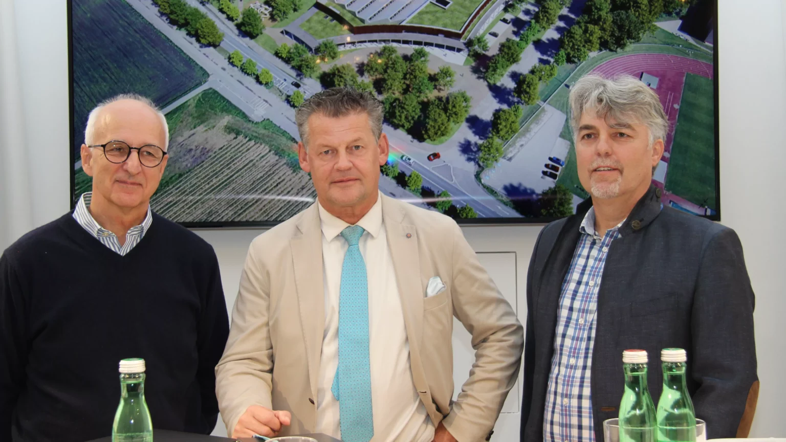 Ein Bild auf 5min.at zeigt Projektleiter Heinz Roßmann, Stadtwerke-Vorstand Harald Tschurnig und Bürgermeister Christian Scheider.