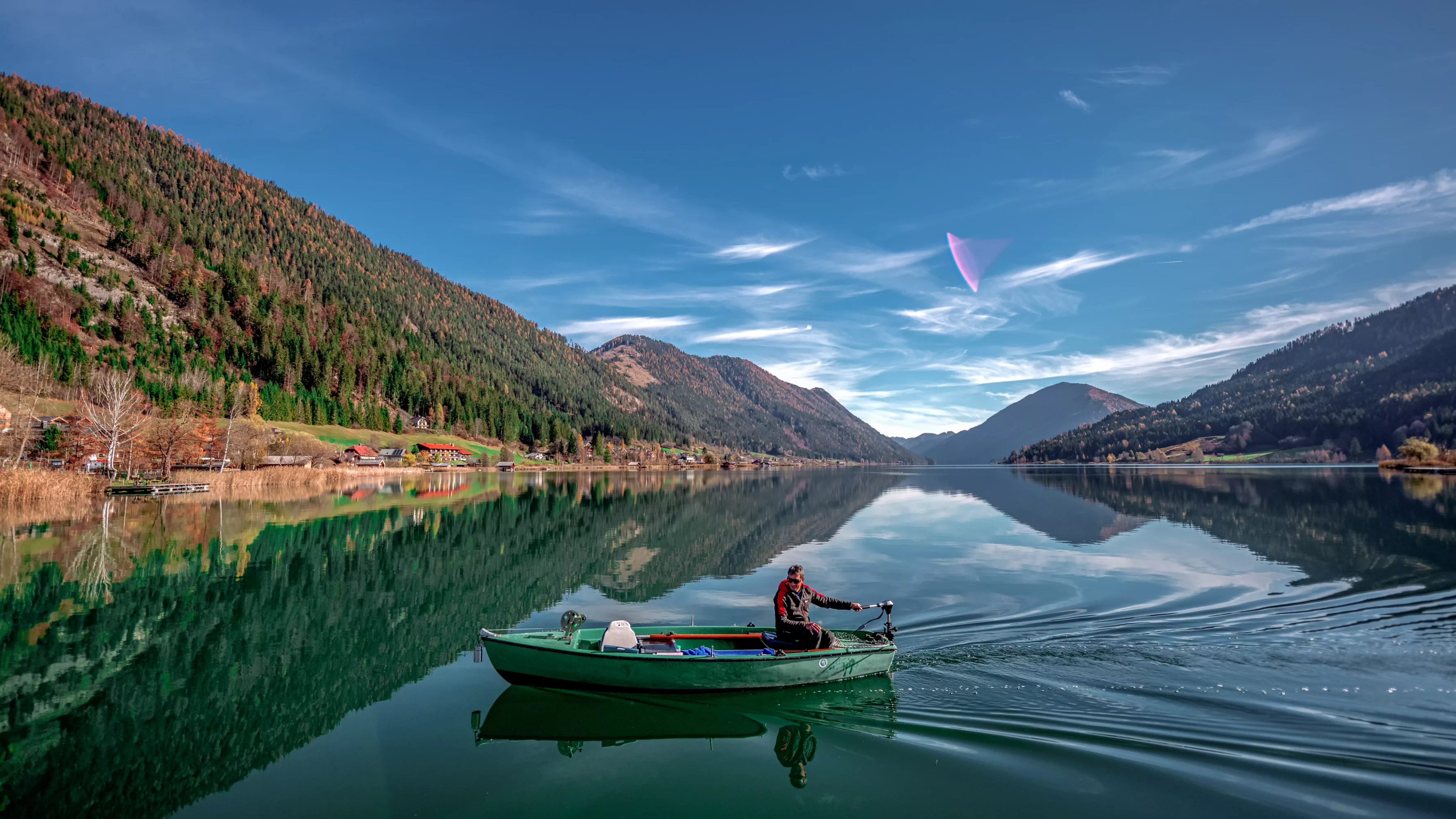 Das Bild auf 5min.at zeigt den Weißensee im Herbst.