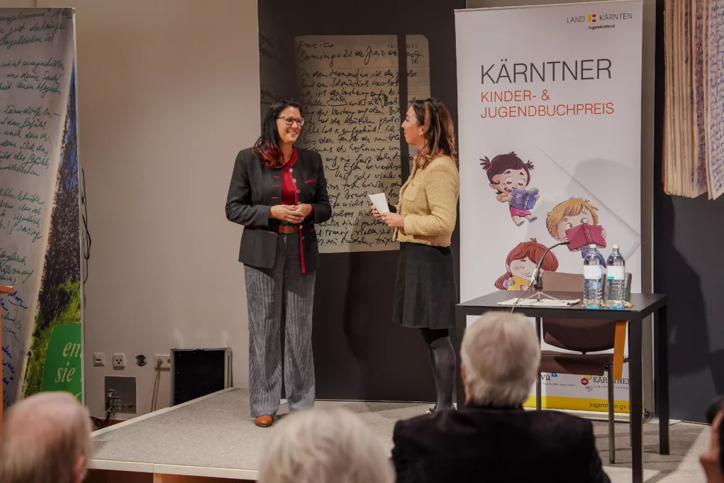 Das Bilda auf 5min.at zeigt LR.in Sara Schaar und Moderatorin Kerstin de Piero bei der Preisverleihung.
