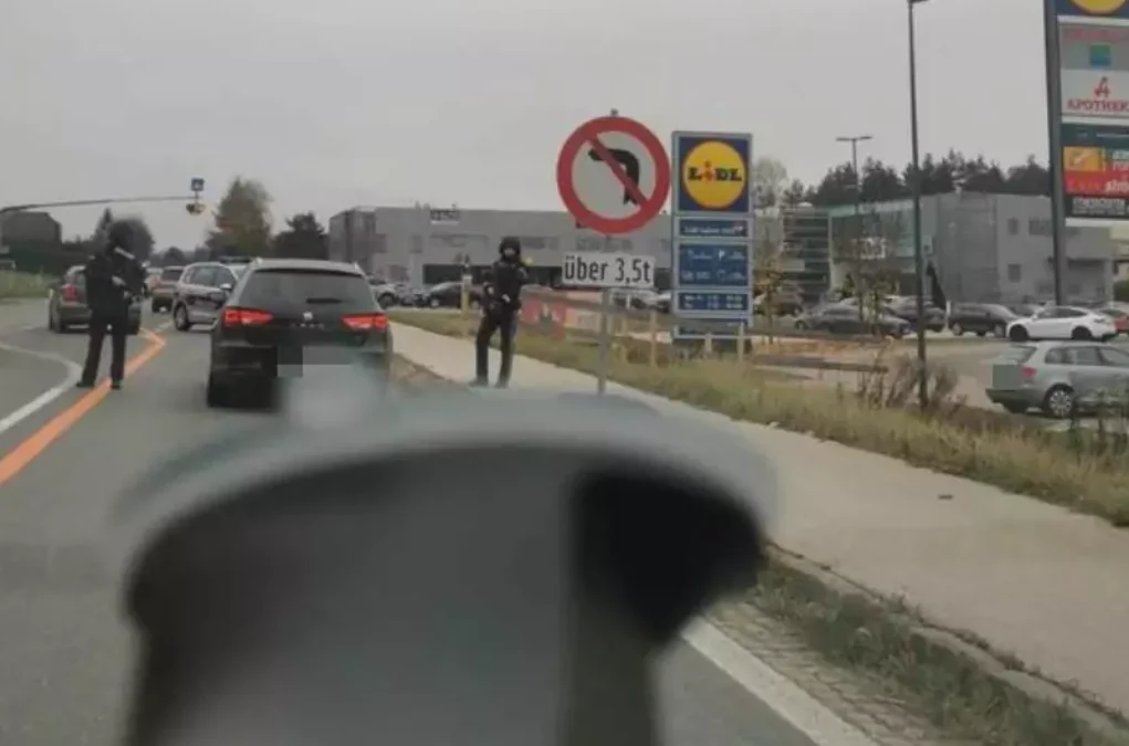 Das Bild afu 5min.at zeigt schwer bewaffnete Polizisten und kontrollieren Autos in Villach Umgebung.