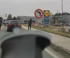 Das Bild afu 5min.at zeigt schwer bewaffnete Polizisten und kontrollieren Autos in Villach Umgebung.