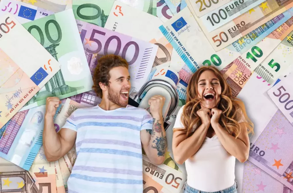 Das Bild auf 5min.at zeigt einen jubelnden Mann und eine jubelnde Frau vor einem Hintergrund mit Geldscheinen.