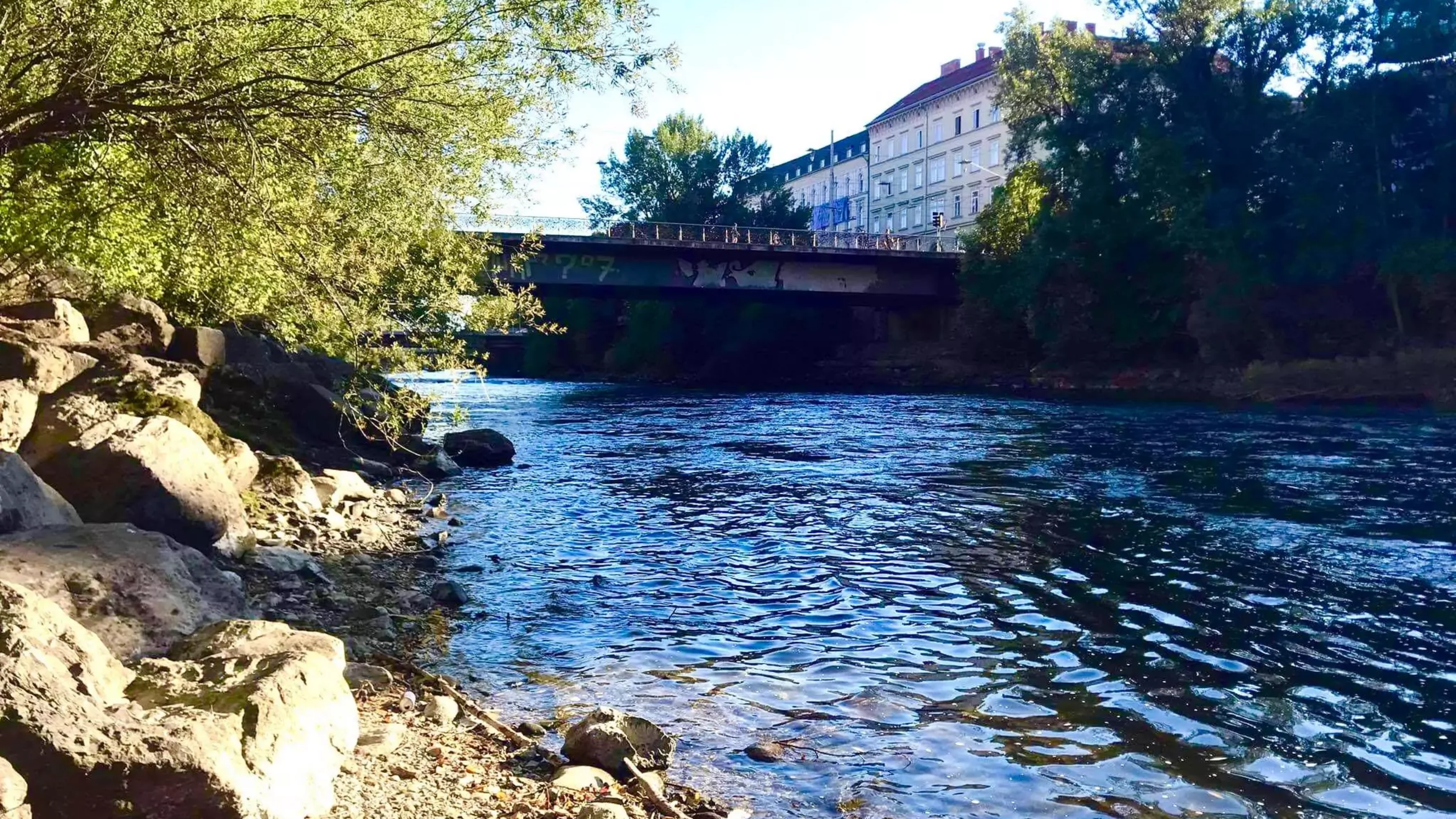 Bild auf 5min.at zeigt die Mur in Graz.