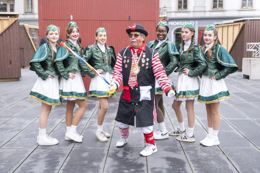 Das Bild auf 5min.at zeigt den Start in die Faschingszeit mit dem Sturm aufs Rathaus