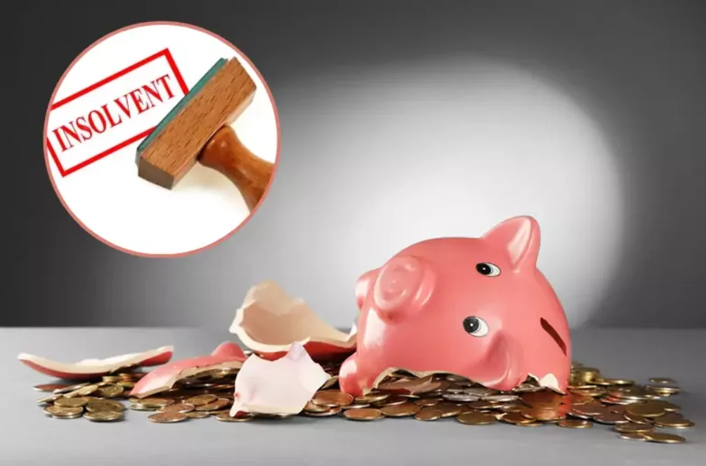 Das Bild auf 5min.at zeigt ein zerbrochenes Sparschein und einen Insolvent-Stempel.