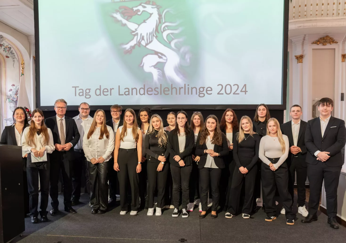 Land Steiermark ehrt Lehrlinge und langgediente Bedienstete