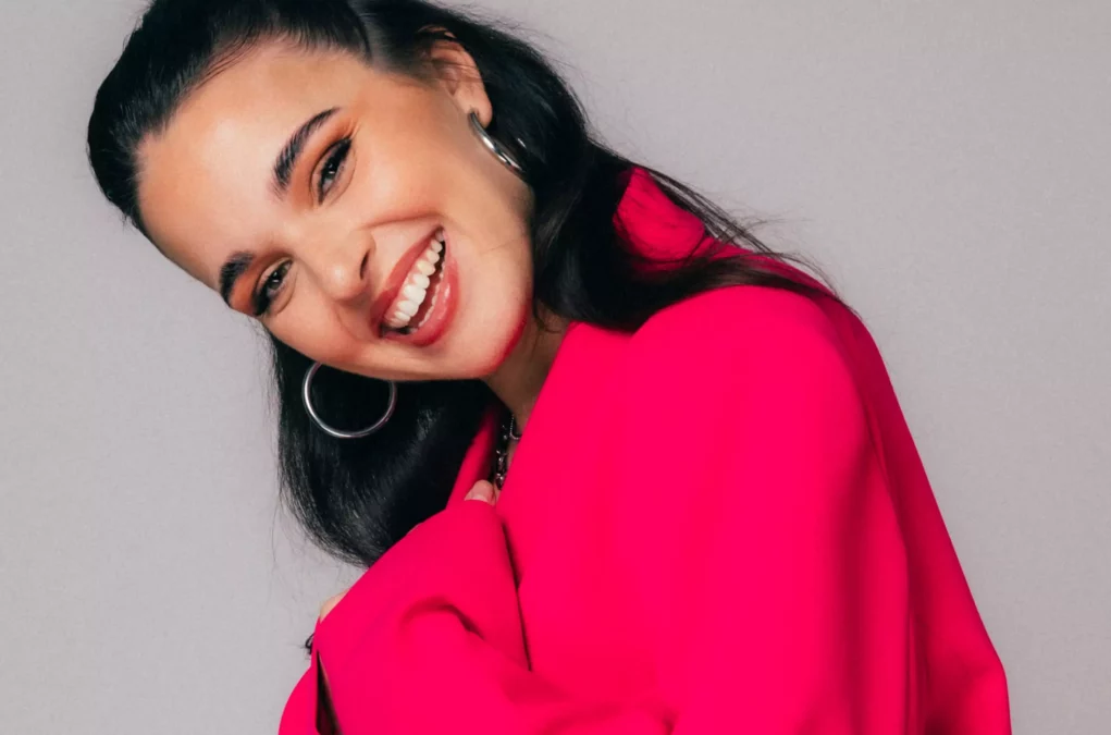 Ein Bild auf 5min.at zeigt Sängerin Tina Naderer.