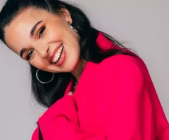 Ein Bild auf 5min.at zeigt Sängerin Tina Naderer.