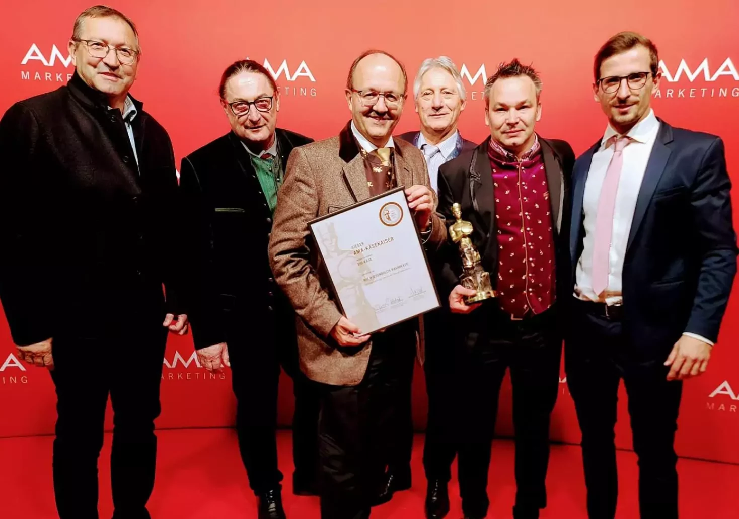 Das Bild auf 5min.at zeigt den K&auml;rntnermilch Chef Helmut Petschar bei der Verleihung des K&auml;sekaisers 2025.