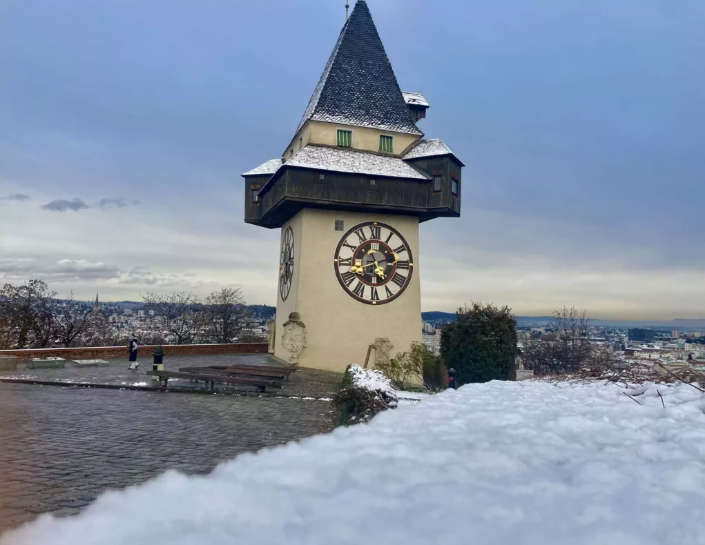 Bild auf 5min.at zeigt Schnee am Grazer Schlo&szlig;berg.